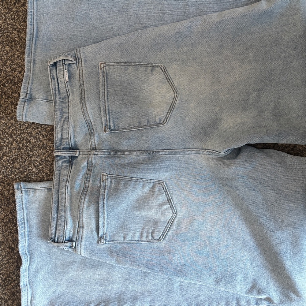 Light Wash Wide-Leg Women’s Flare Jeans - Picture 4 of 4